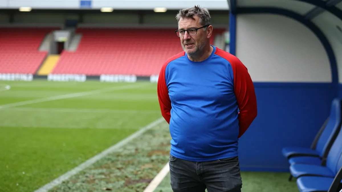 Ainsworth Seeks Three New Signings After Gale, Palmer-Houlden Sales