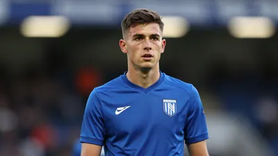 Sam Tabares signs for Gillingham, strengthening the back line